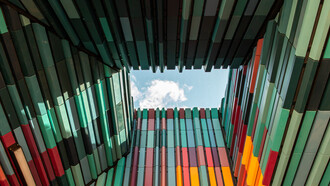 Construção de arte contemporânea em que o céu aparece no desencontro das linhas
