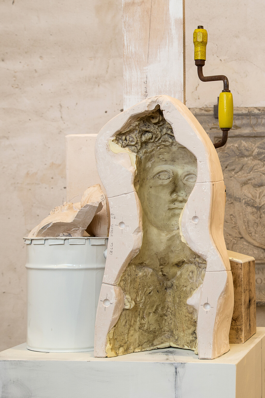 Vincenzo Rusciano, Passaggio #2, 2014, jesmonite, legno, ferro, lattice, vernice, grafite, 215 x 48 x 50 cm, particolare, Danilo Donzelli photography