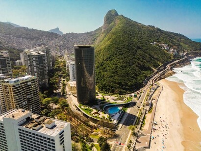 Entre o oceano, as encostas e a cidade, diferentes formas de ocupação se distribuem em um espaço geográfico marcado por fortes contrastes. O crescimento urbano nem sempre aproxima seus habitantes das mesmas oportunidades, serviços e condições de acesso à cidade
