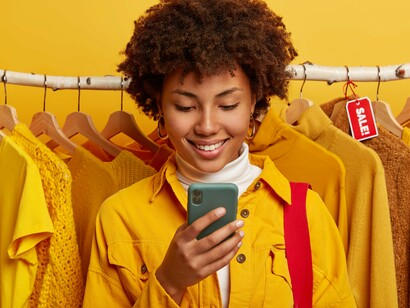 Do ponto de vista social, essa intensificação do consumo levanta debates sobre sustentabilidade e desigualdade. O estímulo constante à compra entra em conflito com agendas ambientais que defendem o consumo consciente e a redução de desperdícios. Além disso, algoritmos podem reforçar desigualdades ao direcionar ofertas diferenciadas conforme o perfil socioeconômico, limitando o acesso de determinados grupos a oportunidades mais vantajosas