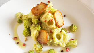 Conchiglioni con crema di Cavolo romano, Topinambur croccante e bacche di Pepe Rosa