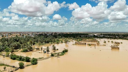Área completamente submersa revela a dimensão das cheias. Os eventos extremos deixam de ser exceção e passam a definir a nova realidade climática. A água avança sobre o território e redesenha o espaço urbano e rural. Sem planejamento ambiental, os desastres tornam-se inevitáveis