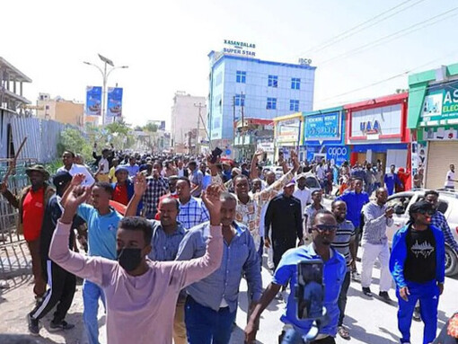 Les cris d’une génération laissée-pour-compte, levant les bras face à un avenir confisqué