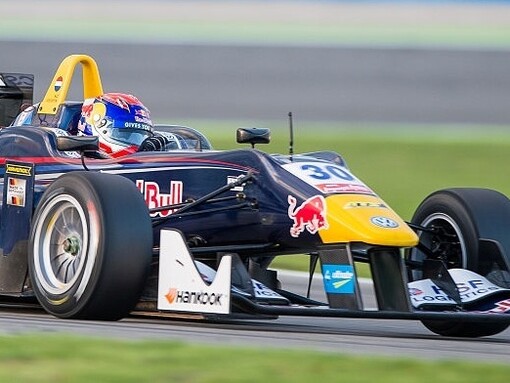 Max Verstappen è un pilota olandese di Formula 1 rinomato per la sua aggressività in pista e la capacità di portare al limite la sua vettura, qualità che lo hanno reso uno dei più temuti e rispettati avversari