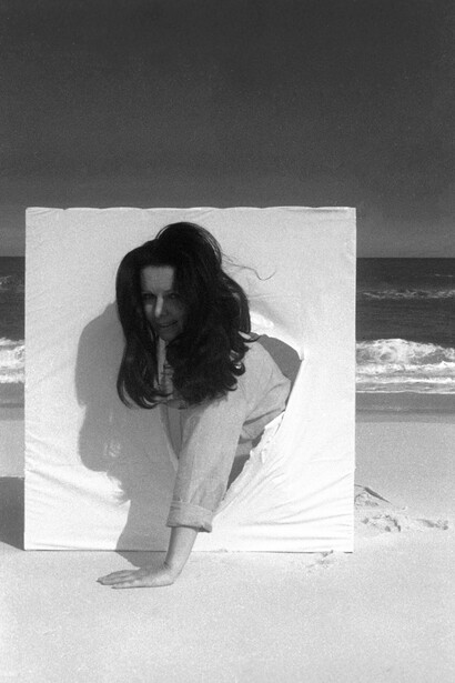 Lygia Pape,
O Ovo (The Egg) (detail),
1967,
Performance at Barra da Tijuca, Rio de Janeiro, 1967
© Projeto Lygia Pape