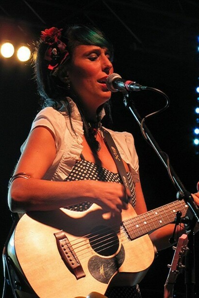 Roberta Carrieri alla chitarra