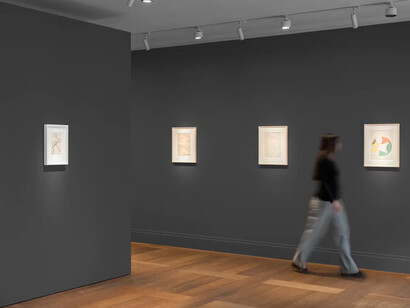 Sophie Taeuber-Arp, La règle des courbes, vue de l'exposition. Avec l'aimable autorisation de la Galerie Hauser et Wirth