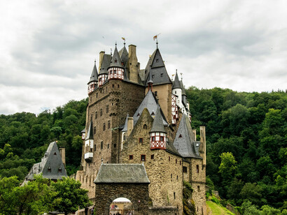 Vestige d’un héritage encore à l’œuvre, ce château médiéval d’Allemagne rappelle que les structures du passé continuent de façonner les trajectoires présentes, entre fidélité et résistance
