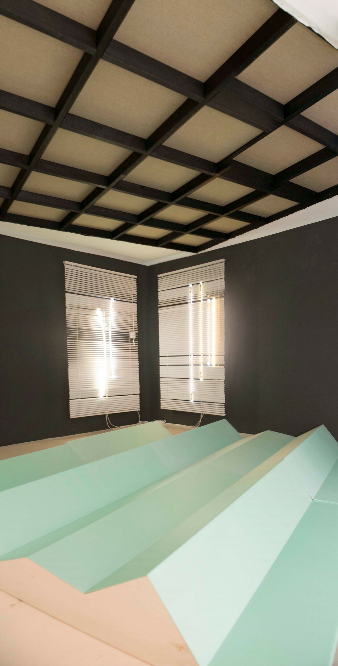 © Vue de l'exposition avec les œuvres de Quentin Lefranc, Sophie Kitching et Emilie Duserre