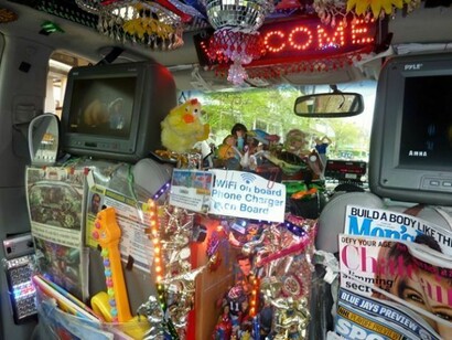 Is it a taxy or a party? It´s Akber Bakada´s business. Photos: Alan Rokeach