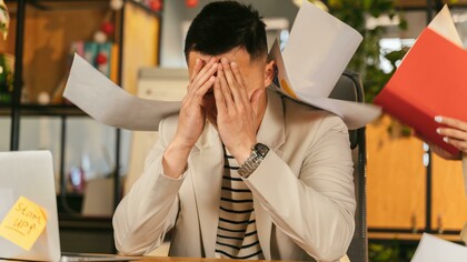 Homem sobrecarregado de trabalho. No mundo corporativo, a Síndrome de Burnout é vista como um dos maiores desafios contemporâneos. As exigências crescentes, a pressão constante por alto desempenho e a falta de equilíbrio entre vida profissional e pessoal são fatores que contribuem significativamente para o aumento dos casos de esgotamento profissional