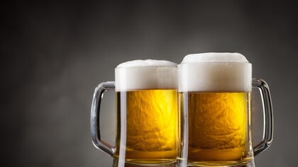 Dos jarras de cerveza