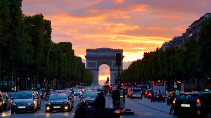 Atardecer en los Campos Elíseos en Paris, Francia
