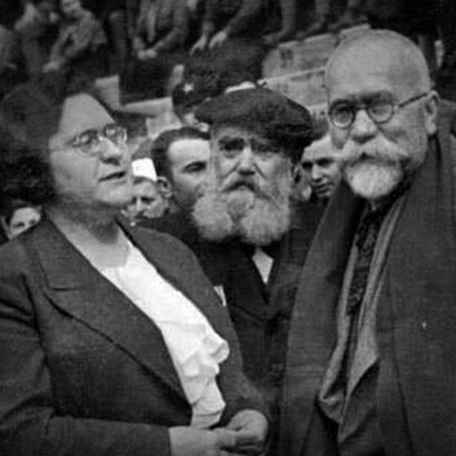 Federica Montseny y su padre, Juan Montseny Carret (Federico Urales), sindicalista y maestro español que practicó a lo largo de su vida el anarquismo, tanto individualista como comunista