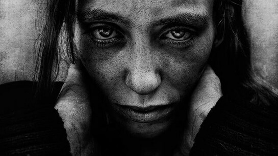 Rostro de mujer (fotografía de Lee Jeffries)