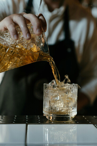 La percepción del alcohol como herramienta de diversión inmediata ha contribuido a su normalización, especialmente en poblaciones con escasas alternativas culturales