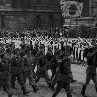 Voluntarios de la División azul desfilan en Vizcaya