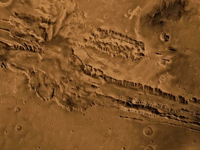 Valles Marineris, el gigantesco sistema de cañones que recorre el ecuador del planeta Marte justo al este de la región de Tharsis, observados con filtro de color