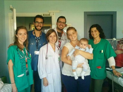 Abel y su familia con el equipo del hospital malagueño en el que fue tratado