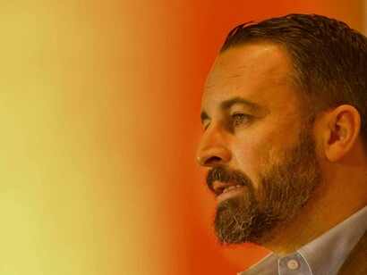 Santiago Abascal: en la línea de Casado, el líder de la ultraderecha ha acusado a Sánchez de aliarse con »terroristas, golpistas, bolivarianos y enemigos de España»