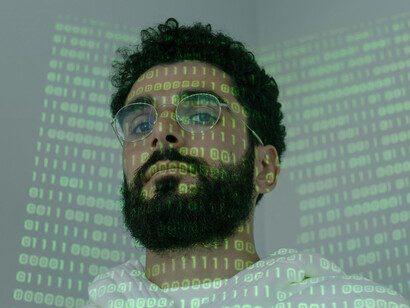 Los datos cualitativos, como opiniones y emociones, ofrecen una comprensión profunda de fenómenos complejos