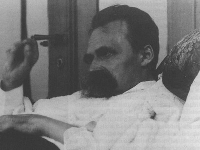 Friedrich Nietzsche, 1899. Aunque vivió en el siglo XIX, sus ideas sobre la naturaleza del conocimiento, la moral y la voluntad de poder ofrecen herramientas conceptuales para analizar el fenómeno de la posverdad.Original en Goethe y Schiller, Archiv Weimar, Alemania