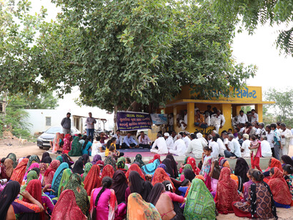 Democracy means 'rule of the people', with power at the grassroots, rather than a focus only on elections - Kunariya village assembly, Kachchh (India) © Kunariya Panchayat