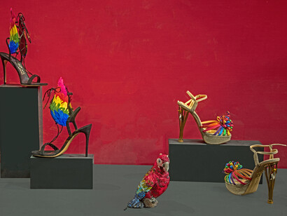 © Antonio Quattrone
Foto vetrina da sinistra a destra

Salvatore Ferragamo
Sandali
Capsule Collection by Edgardo Osorio, Spring /Summer 2016
Firenze, Museo Salvatore Ferragamo

Judith Leiber Couture
Clutch pappagallo “Scarlet”
2018

Charlotte Olympia
Sandali “Birds of Paradise”
Capsule Collection 2018
