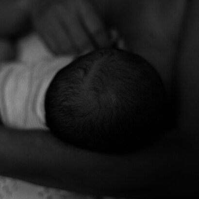 Trece meses después de la boda, dio a luz a su primer hijo. Las golpizas pararon por un tiempo y recomenzaron, quizá era la única manera en la que el cobarde podía comunicarse con su mujer