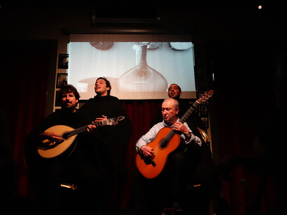 Fado. Ouvem em silêncio o fado de Coimbra, um fado que mistura o popular e o erudito