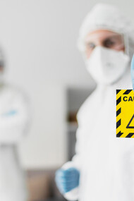 Produtos tóxicos. Um dos principais componentes tóxicos na produção de moda são os corantes têxteis