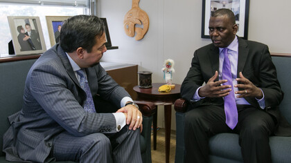 Schiavitù. Ambasciatore Keith Harper, Stati Uniti, rappresentante permanente presso il Consiglio per i diritti umani ha incontrato il 23 novembre 2016 l'attivista contro la schiavitù Biram Dah Abeid, il cui lavoro è stato fondamentale nel ridurre il traffico di esseri umani in Mauritania. Biram Dah Abeid, ex schiavo, figlio di schiavi, abolizionista, avvocato, nel 2008, a seguito dell’immobilismo del governo nei confronti della schiavitù fondò l'IRA-Mauritania (Initiative de résurgence du mouvement abolitionniste), della quale è Presidente, con cui lotta da anni per il rispetto dei diritti umani e soprattutto per l’abolizione della schiavitù esercitata dalle élite arabo-berbere a discapito delle comunità nere e soprattutto degli haratin. Lotta attraverso la nonviolenza e la disubbidienza civile, secondo il modello di Martin Luther King