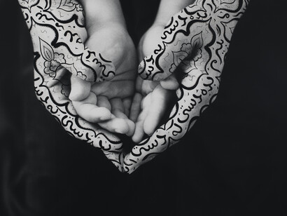 Shirin Neshat, Bonding, 1995 © Shirin Neshat/Courtesy the artist and Gladstone Gallery, New York and Brussels