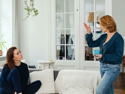 Mujeres debatiendo en el living