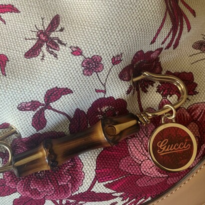 Dettaglio della borsa con manico in bambù, dettagli in palle e stampa "Flora" su cotone, versione monocolore, di Frida Giannini. Foto di Raffaella Cesareo