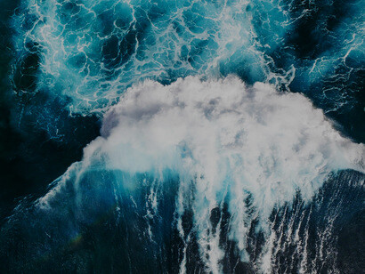 Indulge nei pensieri del passato che accarezzano i ricordi e li avvolgono nel tepore dolce della malinconia