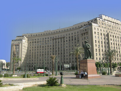 Il Cairo, Piazza Tahrir, Mogamma building e la statua di Umar Makram, vicino moschea omonima