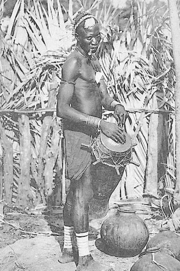 Os griots, anciãos sábios nas culturas africanas, desempenham o papel crucial de preservar a história por meio da tradição oral