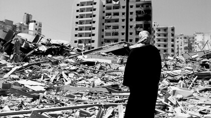 Una mujer libanesa observa edificios destruidos tras los bombardeos de la aviación israelí en 2006