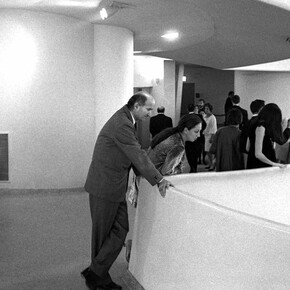 Pietro Consagra with Ferro trasparente turchese I, 1966 (today in the collection of Hirshhorn Museum and Sculpture Garden), at the opening of the exhibition Guggenheim International Exhibition 1967. Sculpture from Twenty Nations, The Solomon R. Guggenheim Museum, New York, 20 October 1967. (Photo Ugo Mulas © Ugo Mulas Heirs. All rights reserved).
 