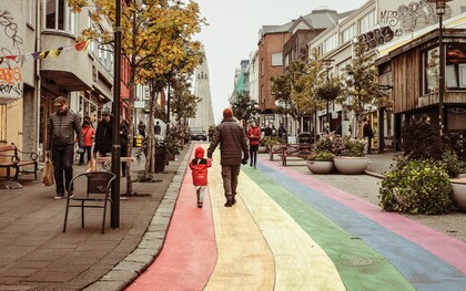 A rua Laugavegur em um dia claro, com lojas, cafés e a imponente Hallgrímskirkja despontando ao fundo. Foi por esta via cheia de cores e movimento que começou a descoberta da capital islandesa pelo autor deste artigo