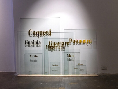 Santiago Vélez, Todo lo que brilla es oro, vista de exhibición. Cortesía de Espacio El Dorado