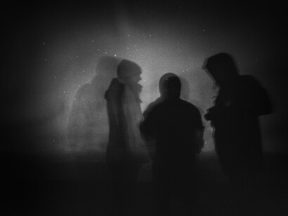 El acto de comunicar se funda en un mensaje, un medio de comunicación y un interlocutor que relaciona y descifra lo que comunicamos