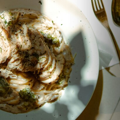 Mito: Pasta e pollo vanno benissimo insieme.
Realtà: Gli italiani non mettono mai il pollo nella pasta (tranne rare eccezioni regionali). È una combinazione considerata strana