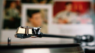 Os discos de vinil, um dos formatos mais emblemáticos da história da música, conseguiram resistir ao teste do tempo, mantendo-se vivos nos dias de hoje, apesar das inovações tecnológicas que surgiram e dominaram a indústria fonográfica