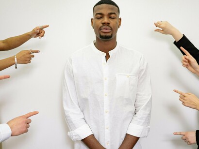 Julgamento. Decidir sobre toda e qualquer coisa, conseguir realizar seus desejos e sonhos é desesperador, as consequências são terríveis. Ganhar os céus é perder a terra, ganhar a terra é perder os céus, tanto quanto ter o coração mais leve que a pena é a grande aferição, verificação do inefável, do que não situa, nem pesa