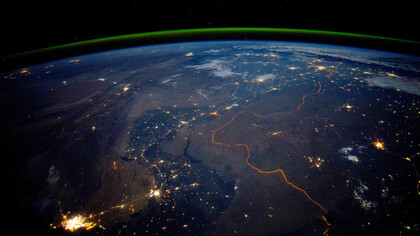 A fronteira entre o Paquistão e a Índia é iluminada por luzes de segurança: é um dos poucos lugares na Terra onde uma fronteira internacional pode ser vista à noite