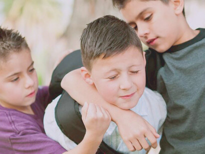 Niño acosado por sus compañeros de escuela