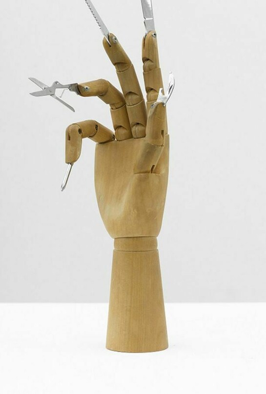Damián Ortega, The Part played by Labour in the Transition from Ape to Man. “Darin Anteil der Arbeit an der Menschwerdung des Affen” (F. Engel), 2013, Wooden hand model and steel knives, 26 x 11 x 7 cm, © Damián Ortega, Photo: Ben Westoby, Courtesy White Cube