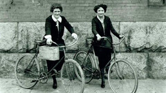 Ragazze in bicicletta all'inizio del '900